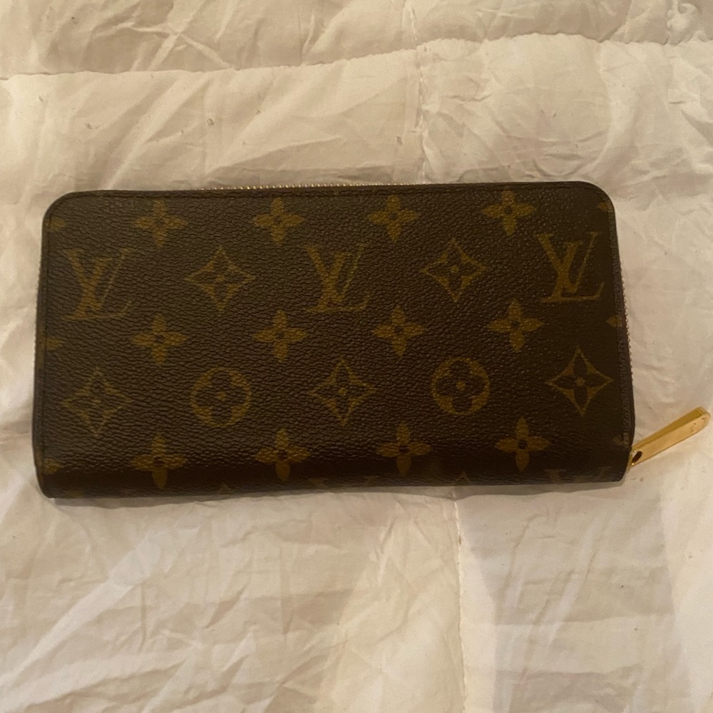 Louis Vuitton Monogram Zippy Wallet